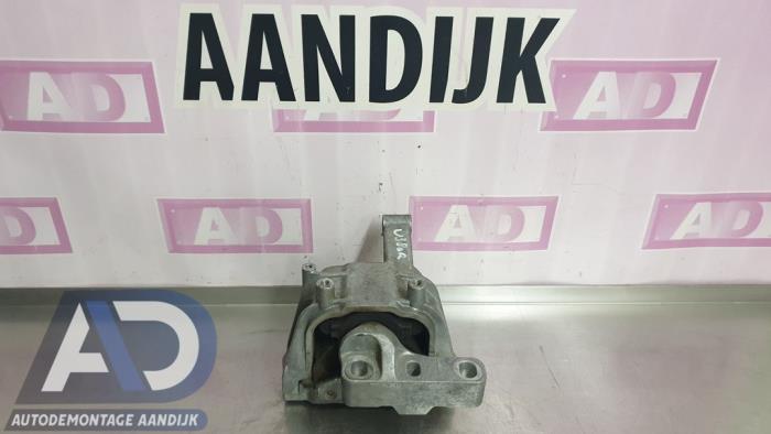 Used Engine mount Audi Q3 (8UB/8UG) 2.0 TDI 16V 140 Price € 34,99 Margin scheme offered by Autodemontage Aandijk
