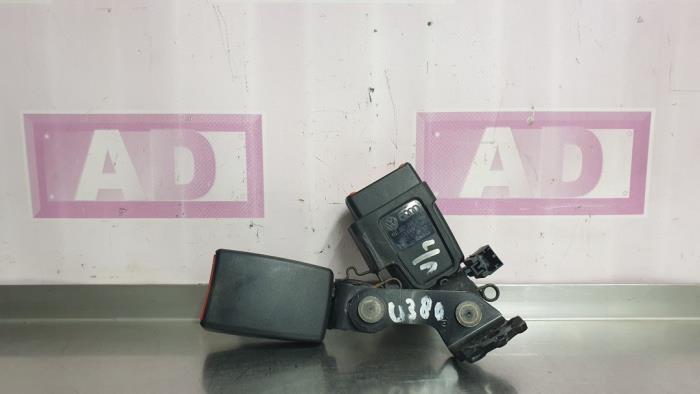 Rear seatbelt buckle, left from a Audi Q3 (8UB/8UG) 2.0 TDI 16V 140 2014