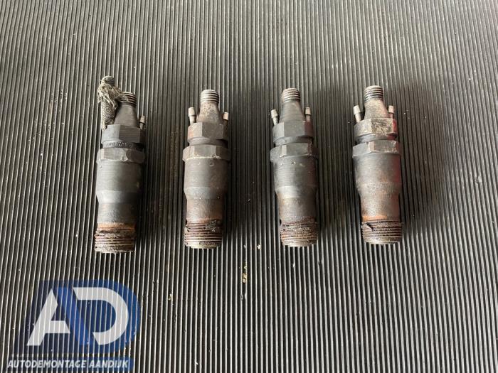 Usagé Injecteurs Mercedes V (638.2) V-230 2.3 TD Prix € 49,99 Règlement à la marge proposé par Autodemontage Aandijk