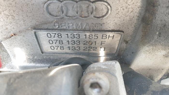 Motor van een Audi A4 (B5) 2.6 E V6 1996