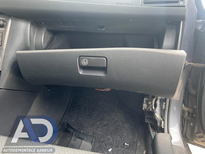 Begagnade Handskfack Toyota Avensis Wagon (T25/B1E) 1.8 16V VVT-i Pris € 34,99 Marginaltabell erbjuds av Autodemontage Aandijk