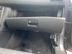 Usagé Boîte à gants Toyota Avensis Wagon (T25/B1E) 1.8 16V VVT-i Prix € 34,99 Règlement à la marge proposé par Autodemontage Aandijk