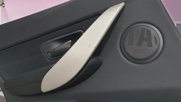 Revêtement portière 4portes arrière gauche d'un BMW 3 serie Touring (F31) 318d 2.0 16V 2018