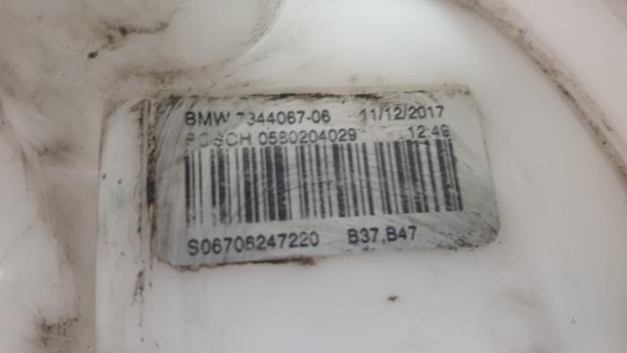 Electric fuel pump from a BMW 3 serie Touring (F31) 318d 2.0 16V 2018