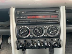 Usados Reproductor de CD y radio BMW Mini One/Cooper (R50) 1.6 16V Cooper Precio € 49,99 Norma de margen ofrecido por Autodemontage Aandijk