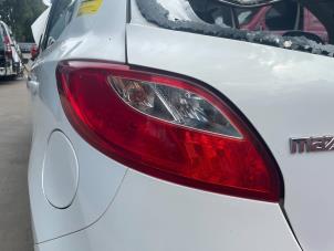 Usados Luz trasera izquierda Mazda 2 (DE) 1.3 16V S-VT High Power Precio € 34,99 Norma de margen ofrecido por Autodemontage Aandijk
