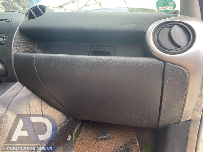Begagnade Handskfack Mazda 2 (DE) 1.3 16V S-VT High Power Pris € 29,99 Marginaltabell erbjuds av Autodemontage Aandijk
