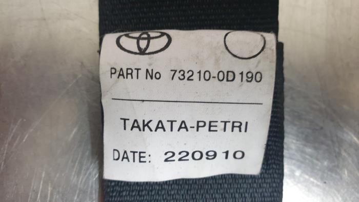Front seatbelt, right from a Toyota Yaris II (P9) 1.0 12V VVT-i 2010