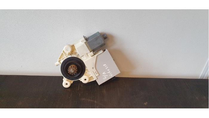 Door window motor from a Ford Focus 2 Wagon 1.6 TDCi 16V 110 2008