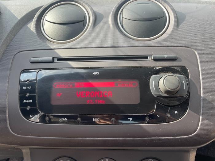 Radio CD Spieler van een Seat Ibiza IV (6J5) 1.2 12V 2011
