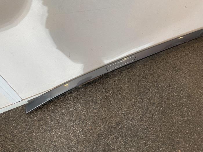 Embellecedor de techo izquierda de un BMW 1 serie (F20) 116d 2.0 16V 2015