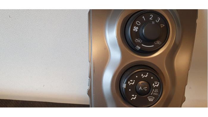 Panel de control de calefacción de un Toyota Yaris II (P9) 1.0 12V VVT-i 2010