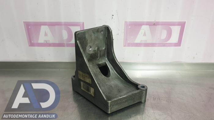 Used Engine mount Opel Vivaro 2.5 CDTI 16V Price € 34,99 Margin scheme offered by Autodemontage Aandijk