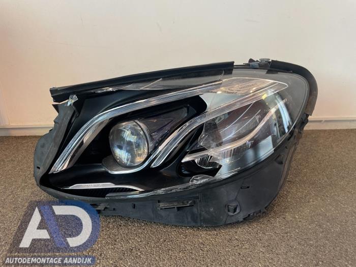Używane Reflektor lewy Mercedes E (W213) E-350d 3.0 V6 24V Cena € 149,99 Procedura marży oferowane przez Autodemontage Aandijk