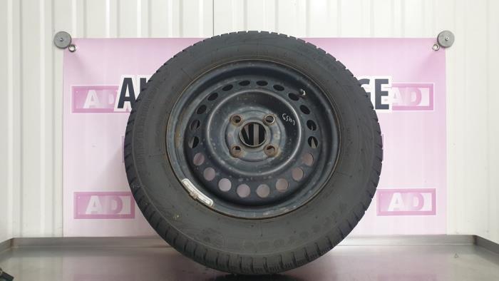 Wheel + winter tyre from a Kia Picanto (TA) 1.2 16V 2015