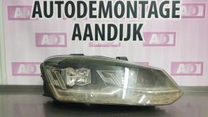 Używane Reflektor prawy Volkswagen Polo V (6R) 1.2 TSI 16V BlueMotion Technology Cena € 119,99 Procedura marży oferowane przez Autodemontage Aandijk