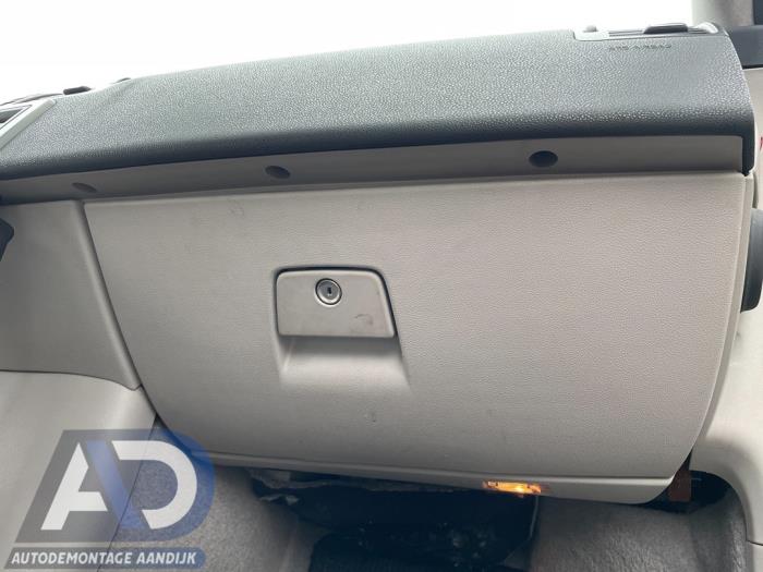Begagnade Handskfack Volvo C30 (EK/MK) 2.4 D5 20V Pris € 34,99 Marginaltabell erbjuds av Autodemontage Aandijk
