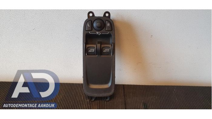 Usados Interruptor combinado de ventanillas Volvo C30 (EK/MK) 2.4 D5 20V Precio € 39,99 Norma de margen ofrecido por Autodemontage Aandijk