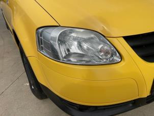 Używane Reflektor prawy Volkswagen Fox (5Z) 1.2 Cena € 39,99 Procedura marży oferowane przez Autodemontage Aandijk