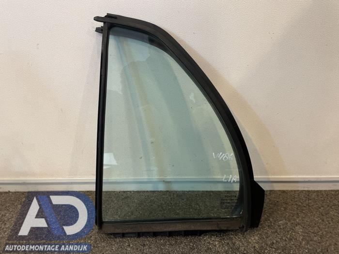 Usados Ventanilla triangular izquierda detrás Toyota Yaris II (P9) 1.0 12V VVT-i Precio € 29,99 Norma de margen ofrecido por Autodemontage Aandijk