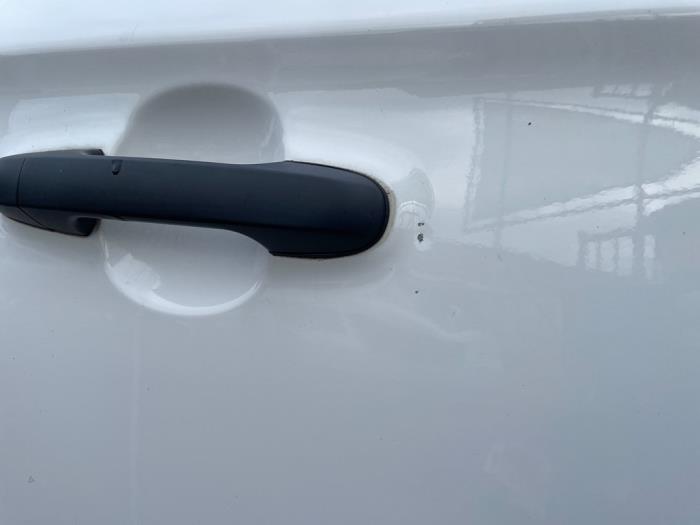 Puerta 4 puertas derecha delante de un Hyundai i20 1.2i 16V 2014