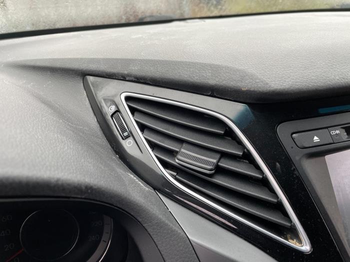 Rejilla de aire de salpicadero de un Hyundai i40 CW (VFC) 1.7 CRDi 16V 2016
