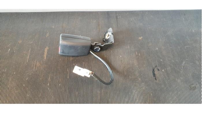 Rear seatbelt buckle, left from a Hyundai i20 1.2i 16V 2013