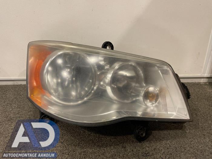 Używane Reflektor prawy Chrysler Voyager/Grand Voyager (RT) 2.8 CRD 16V Grand Voyager Cena € 174,99 Procedura marży oferowane przez Autodemontage Aandijk