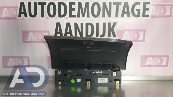 Handskfack från en Chrysler Voyager/Grand Voyager (RT) 2.8 CRD 16V Grand Voyager 2009