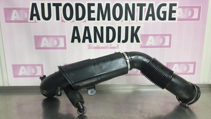 Air intake hose from a BMW 2 serie Active Tourer (F45) 218i 1.5 TwinPower Turbo 12V 2016