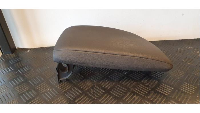 Armrest from a BMW 1 serie (F20) 116d 2.0 16V 2014