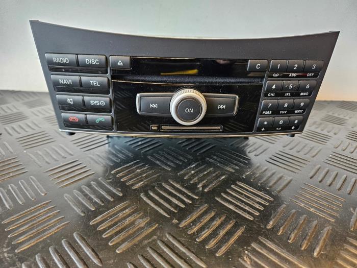 Radio CD player from a Mercedes-Benz E Estate (S212) E-350 CDI V6 24V BlueEfficiency 2010