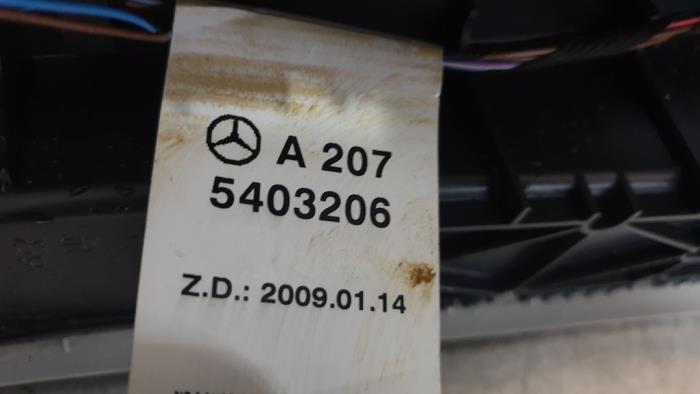 Armlehne van een Mercedes-Benz E (C207) E-350 CGI V6 24V 2010