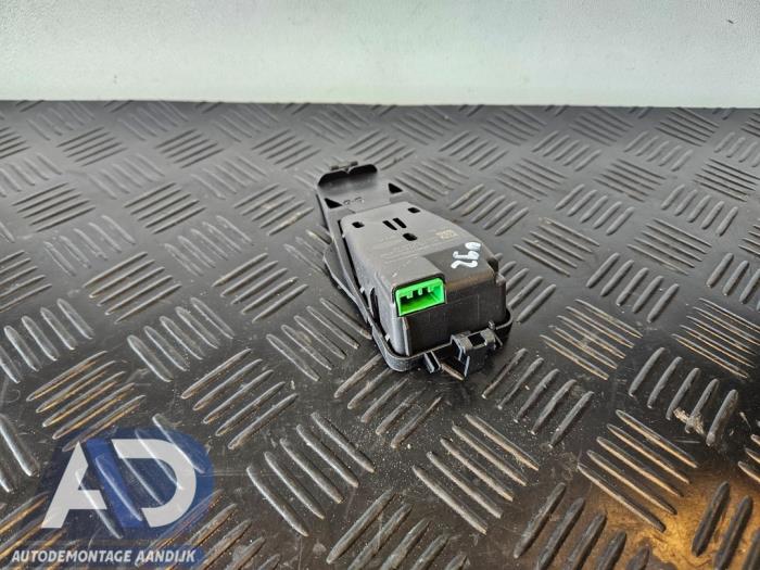 Begagnade Regnsensor Ford Focus 3 Wagon 1.6 Ti-VCT 16V 105 Pris € 74,99 Marginaltabell erbjuds av Autodemontage Aandijk