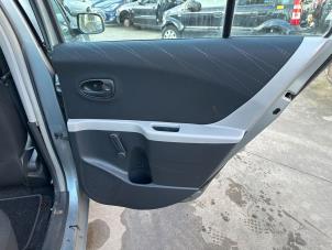Używane Tapicerka drzwi prawych tylnych wersja 4-drzwiowa Toyota Yaris II (P9) 1.3 16V VVT-i Cena € 39,99 Procedura marży oferowane przez Autodemontage Aandijk