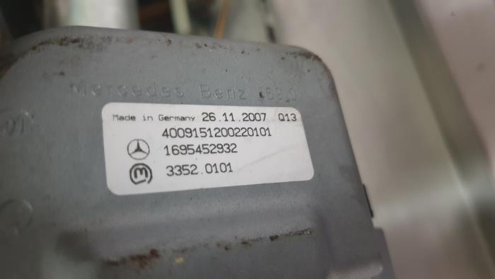 Lenksäule Gehäuse van een Mercedes-Benz B (W245,242) 2.0 B-200 CDI 16V 2008