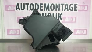 Używane Obudowa filtra powietrza BMW 1 serie (E88) 120i 16V Cena € 39,99 Procedura marży oferowane przez Autodemontage Aandijk