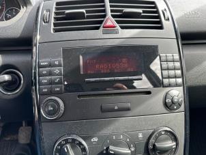 Używane Radioodtwarzacz CD Mercedes A (W169) 1.5 A-150 5-Drs. Cena € 99,99 Procedura marży oferowane przez Autodemontage Aandijk