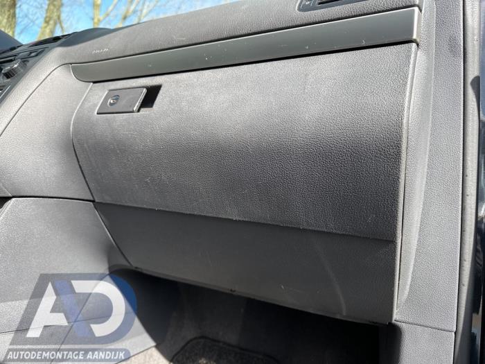 Begagnade Handskfack Volkswagen Touran (1T1/T2) 2.0 FSI 16V Pris € 29,99 Marginaltabell erbjuds av Autodemontage Aandijk