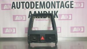 Usagé Aerateur tableau de bord Volkswagen Touran (1T1/T2) 2.0 TDI DPF Prix € 29,99 Règlement à la marge proposé par Autodemontage Aandijk