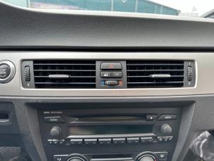 Usados Rejilla de aire de salpicadero BMW 3 serie (E90) 320i 16V Precio € 24,99 Norma de margen ofrecido por Autodemontage Aandijk