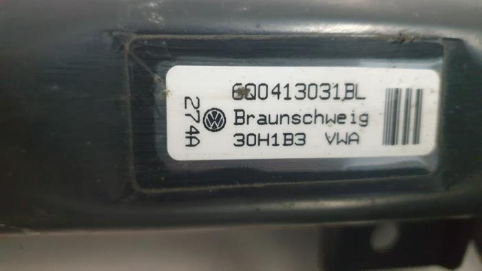 Stoßdämpferstrebe links vorne van een Skoda Fabia II Combi 1.6 TDI 16V 90 2012