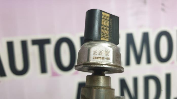 Fuel injector nozzle from a BMW 1 serie (E88) 120i 16V 2010