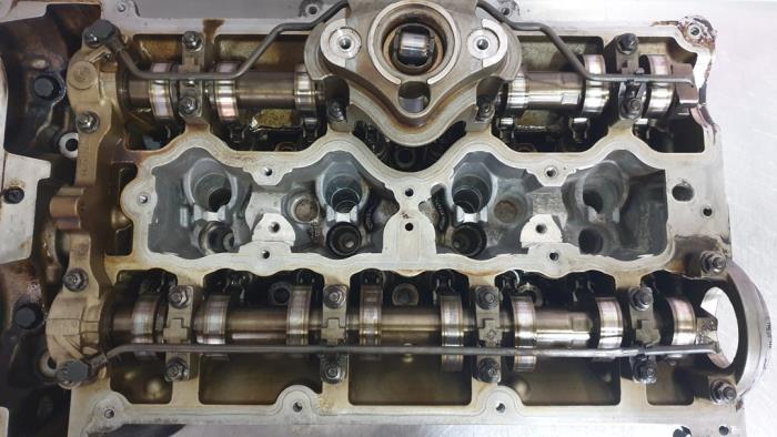 Cylinder head from a BMW 1 serie (E88) 120i 16V 2010