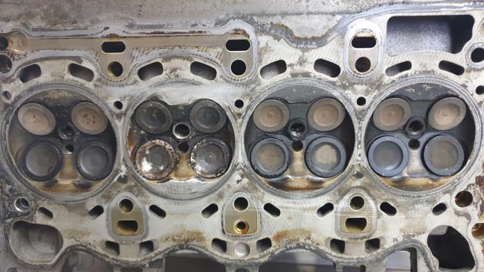 Cylinder head from a BMW 1 serie (E88) 120i 16V 2010