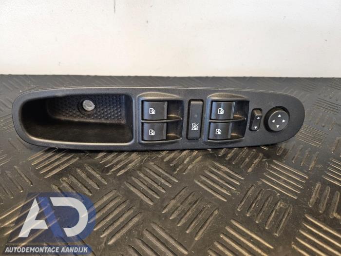 Usados Interruptor combinado de ventanillas Fiat Punto Evo (199) 1.3 JTD Multijet 85 16V Precio € 29,99 Norma de margen ofrecido por Autodemontage Aandijk