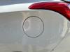 Tank cap cover from a Hyundai i30 (GDHB5), 2011 1.6 CRDi Blue Drive 16V VGT, Hatchback, Diesel, 1.582cc, 81kW (110pk), FWD, D4FB, 2011-12 / 2016-12, GDHB5D5; GDHB5D6; GDHB5DD; GDHB5DE 2013