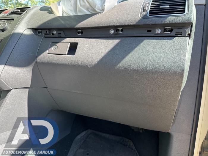 Begagnade Handskfack Volkswagen Touran (1T3) 2.0 TDI 16V Pris € 34,99 Marginaltabell erbjuds av Autodemontage Aandijk