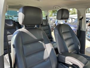 Gebrauchte Sitz rechts Volkswagen Touran (1T3) 2.0 TDI 16V Preis € 149,99 Margenregelung angeboten von Autodemontage Aandijk