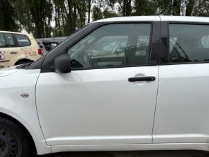 Używane Drzwi lewe przednie wersja 4-drzwiowa Suzuki Swift (ZA/ZC/ZD1/2/3/9) 1.3 VVT 16V Cena € 99,99 Procedura marży oferowane przez Autodemontage Aandijk